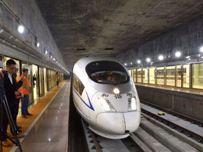 广深港高铁香港段试运列车出轨 或路轨工字铁变形