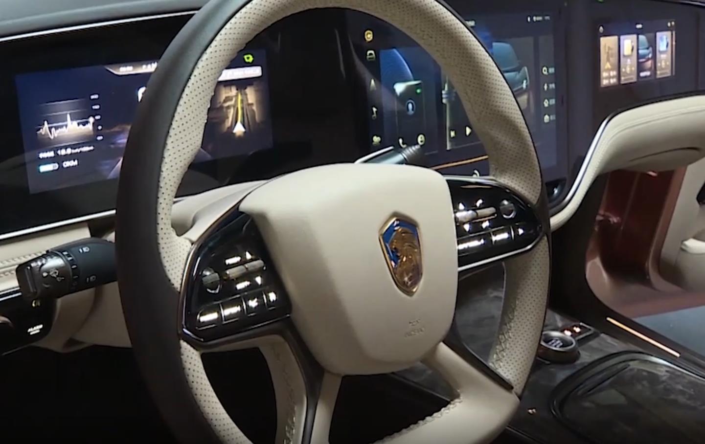 未来感十足!恒驰1内饰首创超大三联屏