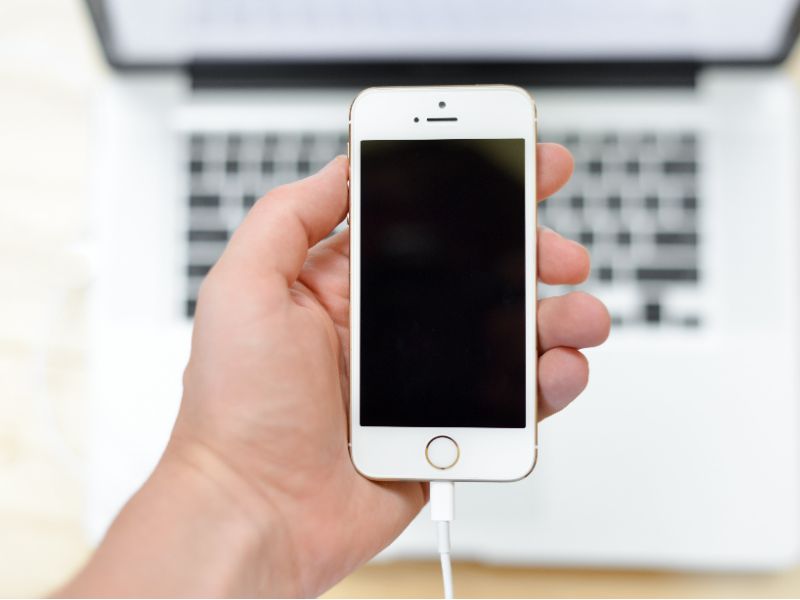 美股異動 | 業績勉強超預期且關稅將導致成本增9億美元 蘋果(AAPL.US)盤前跌近3%