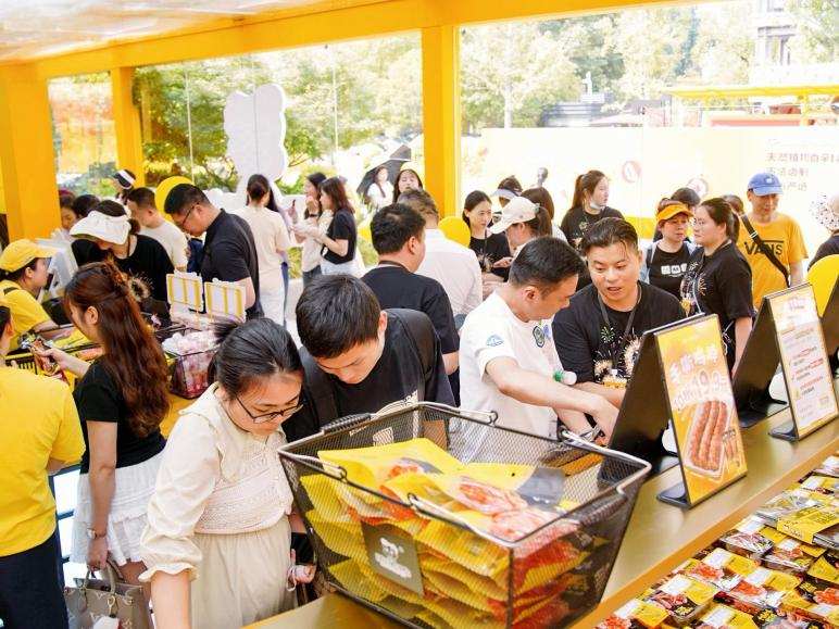 三十而立再出发，周黑鸭(01458)品牌焕新开启百年征程