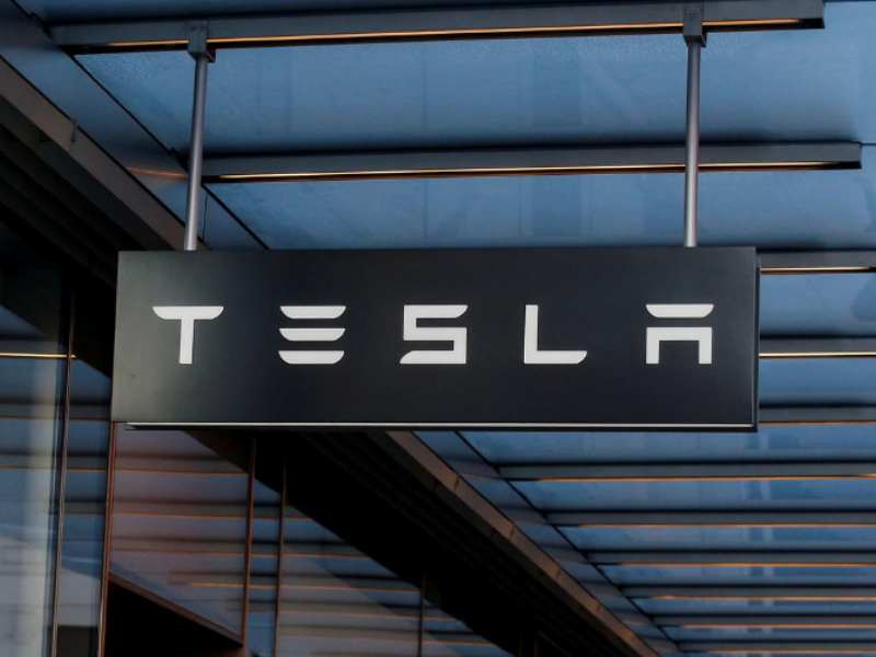 “大空头”伯里矛头转向特斯拉(TSLA.US)!直指“荒谬高估”,点名马斯克天价薪酬稀释股权