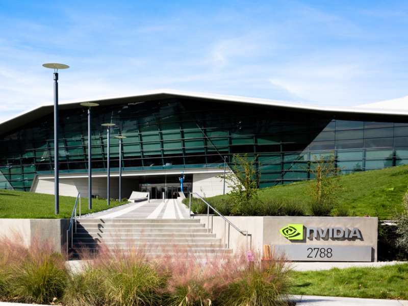 英伟达(NVDA.US)H200芯片对华出口突遭阻滞 供应链停摆下百万订单悬空