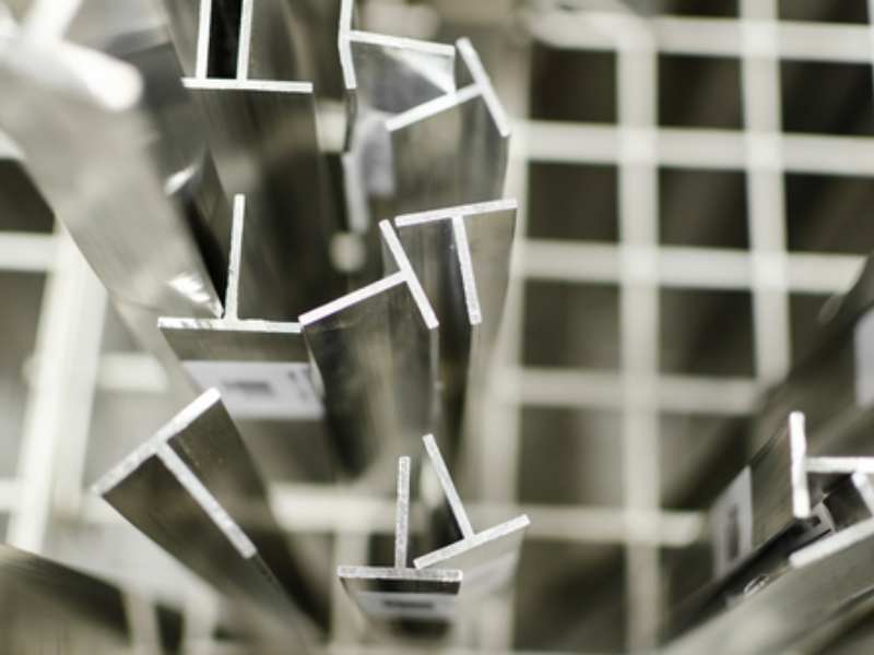 鋁價攀升提振盈利 美國鋁業(AA.US)Q4營收、每股收益雙超市場共識,盤後一度漲5%