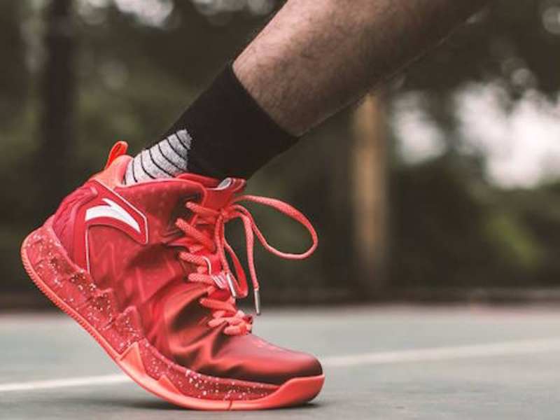 中金:維持安踏體育(02020)跑贏行業評級 目標價110.91港元