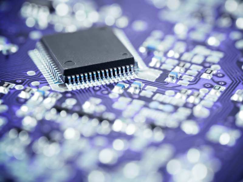 Q2業績“雙超”指引強勁,科磊(KLAC.US)盤後卻暴跌:AI狂歡後估值風險引擔憂?