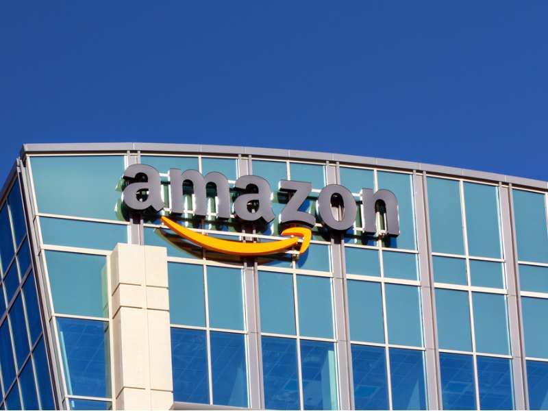 亞馬遜(AMZN.US)“雙線押注”AI霸主:棄獨寵Anthropic轉投OpenAI,萬億雲市場戰火升級