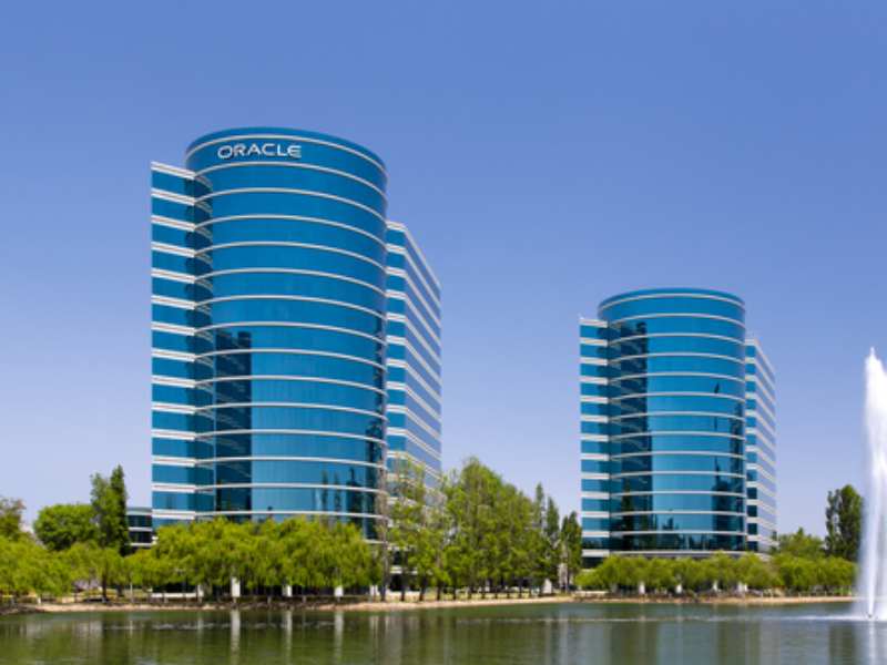 豪賭AI再加碼!甲骨文(ORCL.US)擬籌500億美元擴建雲基礎設施