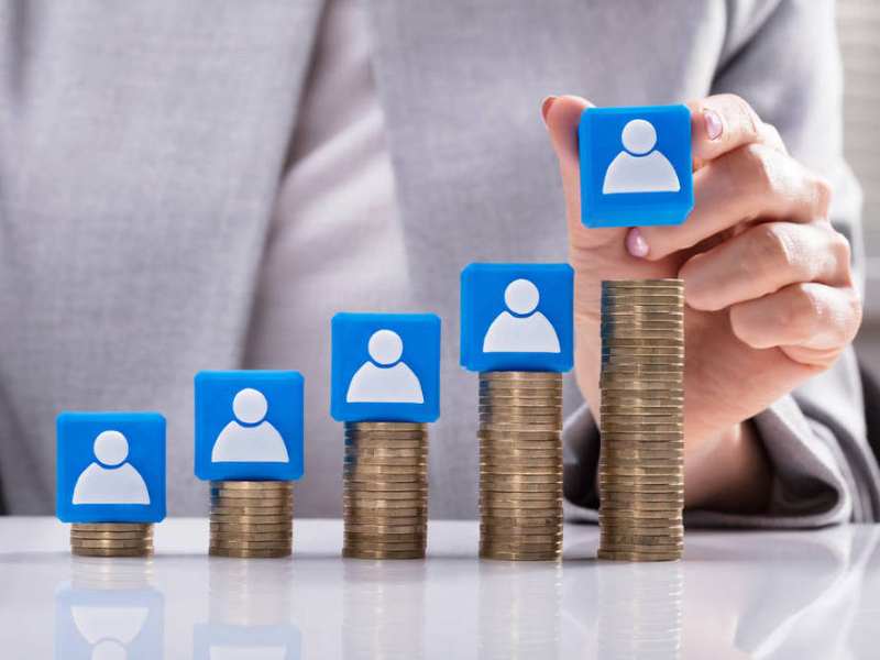 HKiNEDA:香港獨董薪酬差距最多2040倍 金融業成爲薪酬最高行業