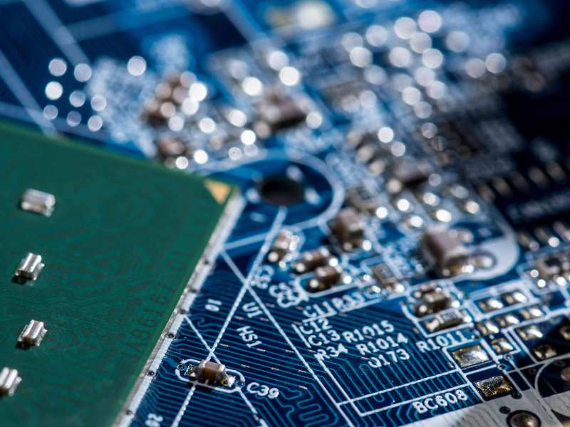 再甩“王炸”!阿斯麥(ASML.US)1000瓦光源問世 2030年芯片產能或將飆升50%