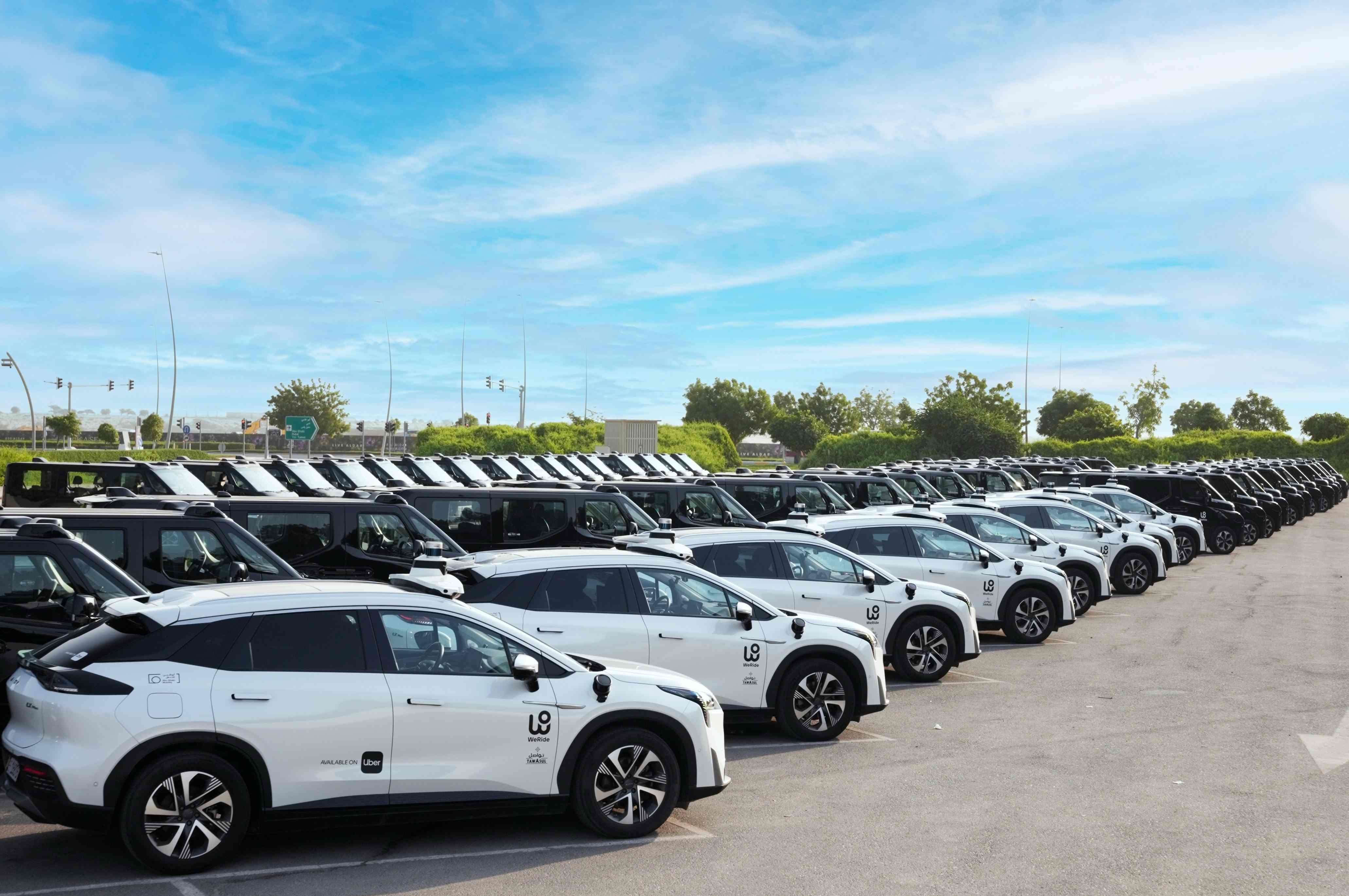 文遠知行Robotaxi車隊在阿布扎比(1).jpeg