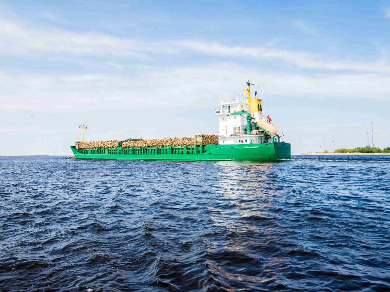 小摩:降中远海控(01919)目标价至21港元 上调盈测评级“增持”