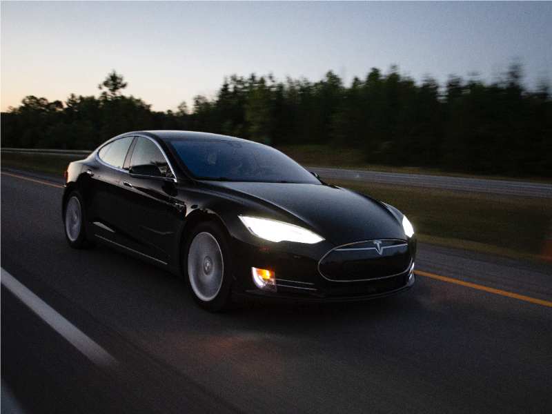 目標價狂飆227%!小摩轉向中性評級,華爾街掀起特斯拉(TSLA.US)“AI敍事”重估潮
