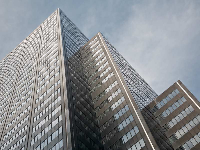 港股异动 | 内房股集体走低 上市房企半年亏损最多500亿 淡季来临市场成交相对平淡