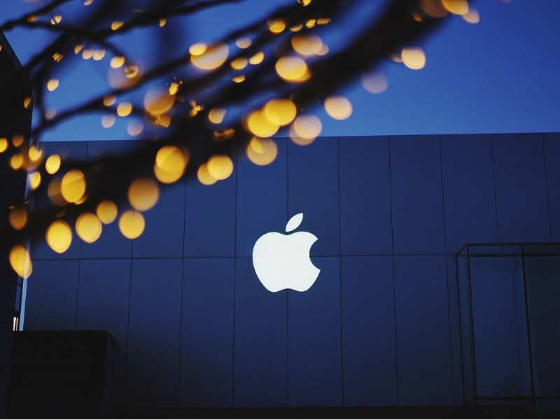 “輕資本AI”路線迎業績大考!蘋果(AAPL.US)今夜放榜,期權市場謹慎看漲